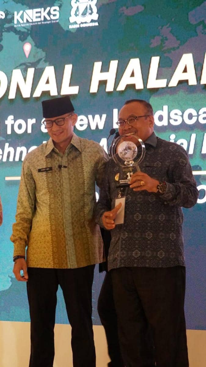 Pj Gubernur NTB Lalu Gita Ariadi menerima IMTI Award 2023 dari Menparekraf Sandiaga Salahuddin Uno. NTB berhasil meraih peringkat pertama destinasi ramah Muslim 2023.(dok. Dispar NTB)