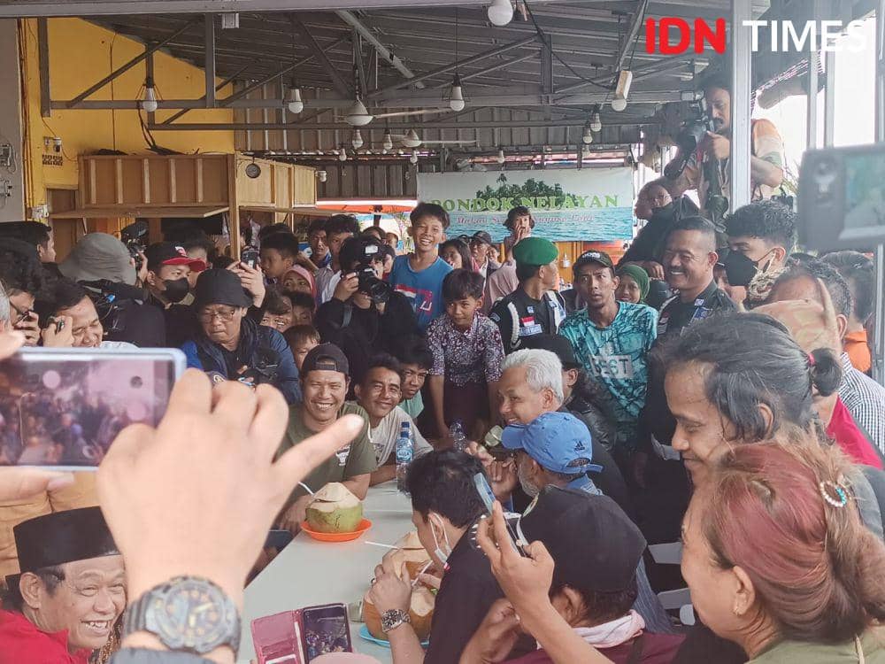 Kunjungan Bacapres Ganjar Pranowo di TPI Lempasing, Kota Bandar Lampung, Rabu (25/10/2023). (IDN Times/Tama Yudha Wiguna).