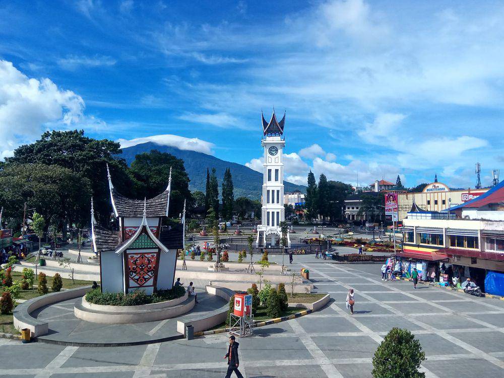 Jam Gadang Bukittinggi (commons.wikimedia.org/Rhmtdns)