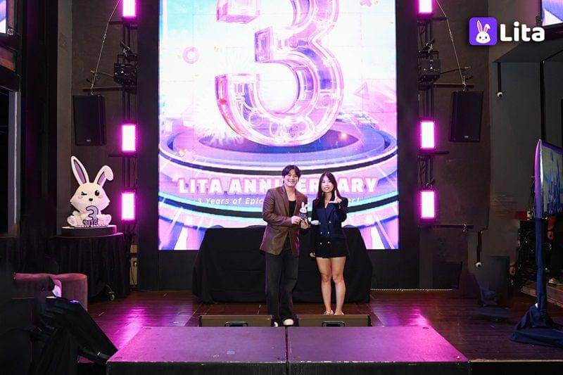 Jonathan Liandi - Pemenang Most Entertaining Player 2023 & Elsa Zhu - CMO Lita. (Dok. Lita)