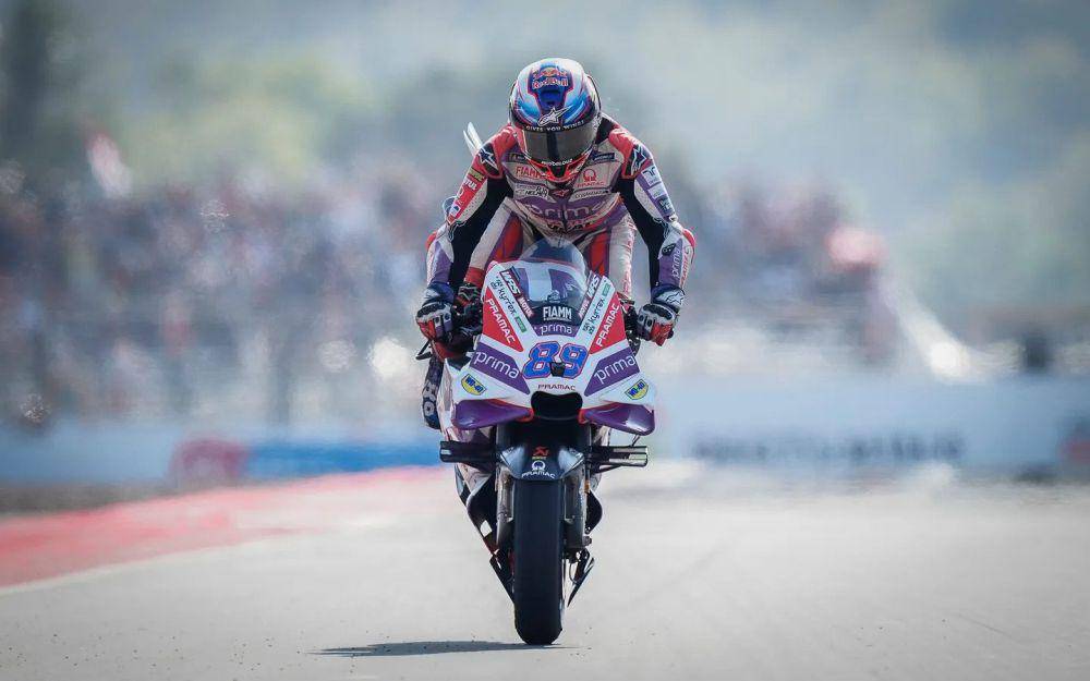 Jorge Martin berselebrasi usai finis pertama di sprint race GP Indonesia 2023. (motogp.com)