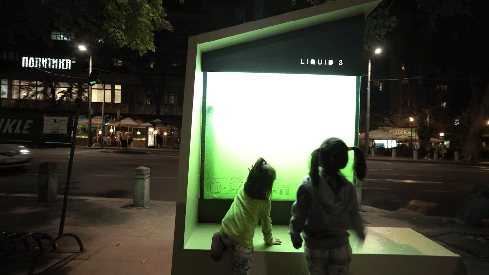 potret anak bermain di Liquid Tree (youtube.com/UNDPSerbia)