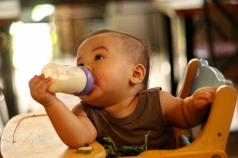 ilustrasi bayi minum susu dari botol (pexels.com/HÂN NGUYỄN)
