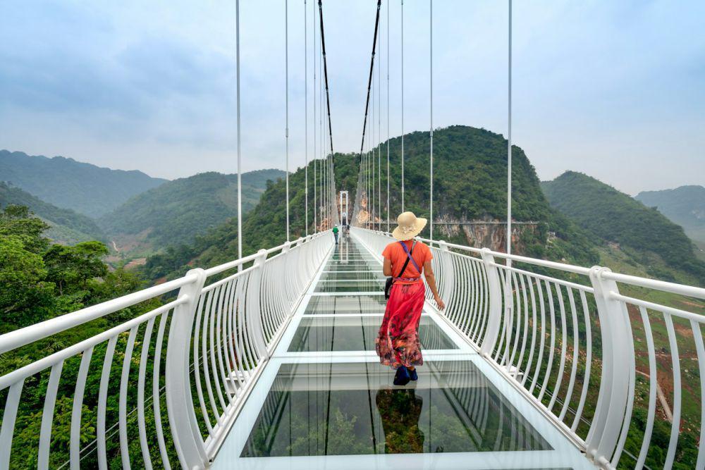 Menegangkan! 7 Wisata Jembatan Kaca di Indonesia