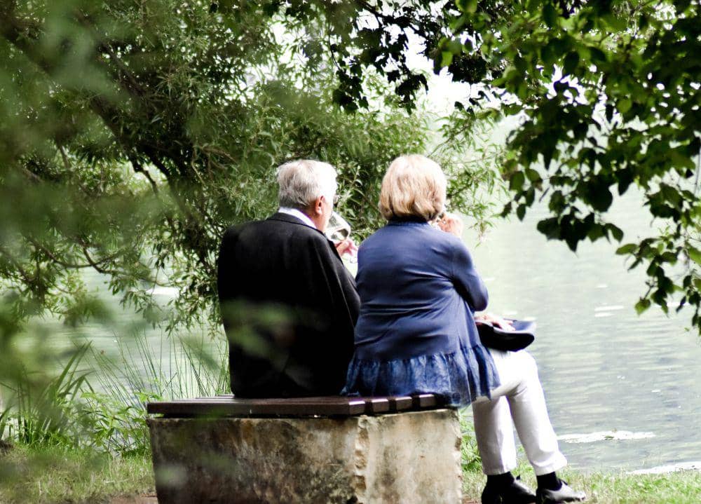 ilustrasi lansia (unsplash.com/@sxoxm)