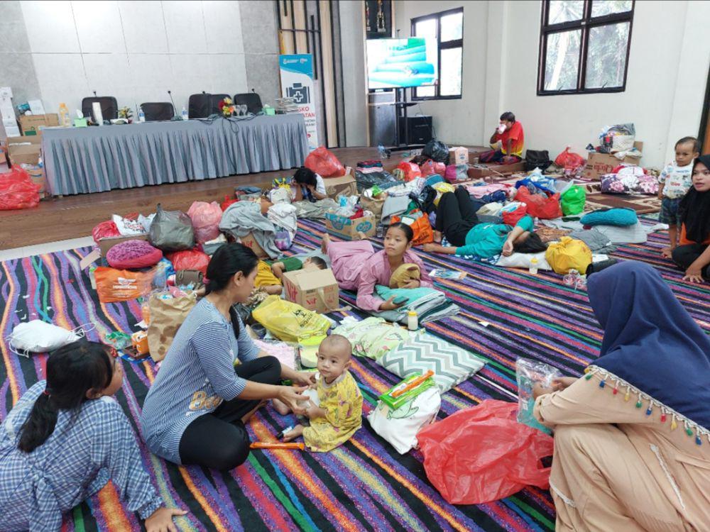 Pengungsi TPA Rawa Kucing Anggap Petugas Damkar Superhero