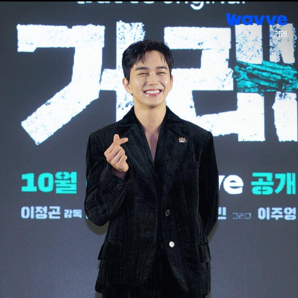 potret Yoo Seung Ho di konferensi pers drakor The Deal (instagram.com/wavve.official)