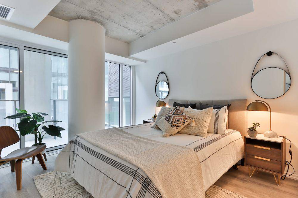 ilustrasi kamar apartemen bernuansa putih (unsplash.com/Sidekix Media)