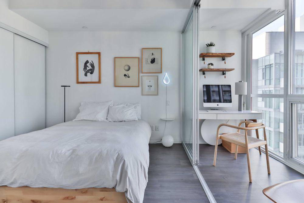 ilustrasi kamar apartemen bernuansa putih (unsplash.com/Sidekix Media)