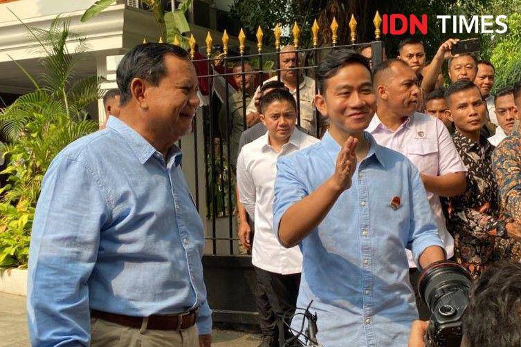 Prabowo Subianto dan Gibran Rakabuming Raka jelang mendaftar sebagai capres dan cawapres ke KPU pada Rabu (25/10/2023). (IDN Times/Irfan Fathurohman)