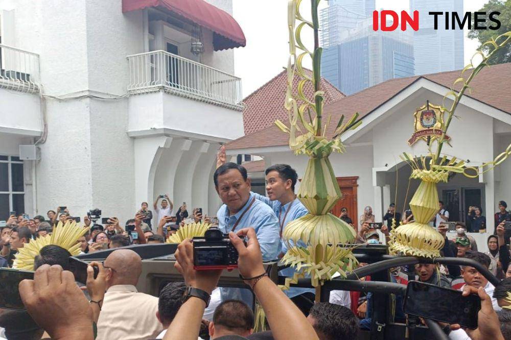 Prabowo-Gibran diarak jelang pendaftaran ke KPU pada Rabu (25/10/2023). (IDN Times/Yosafat Diva Bayu Wisesa)