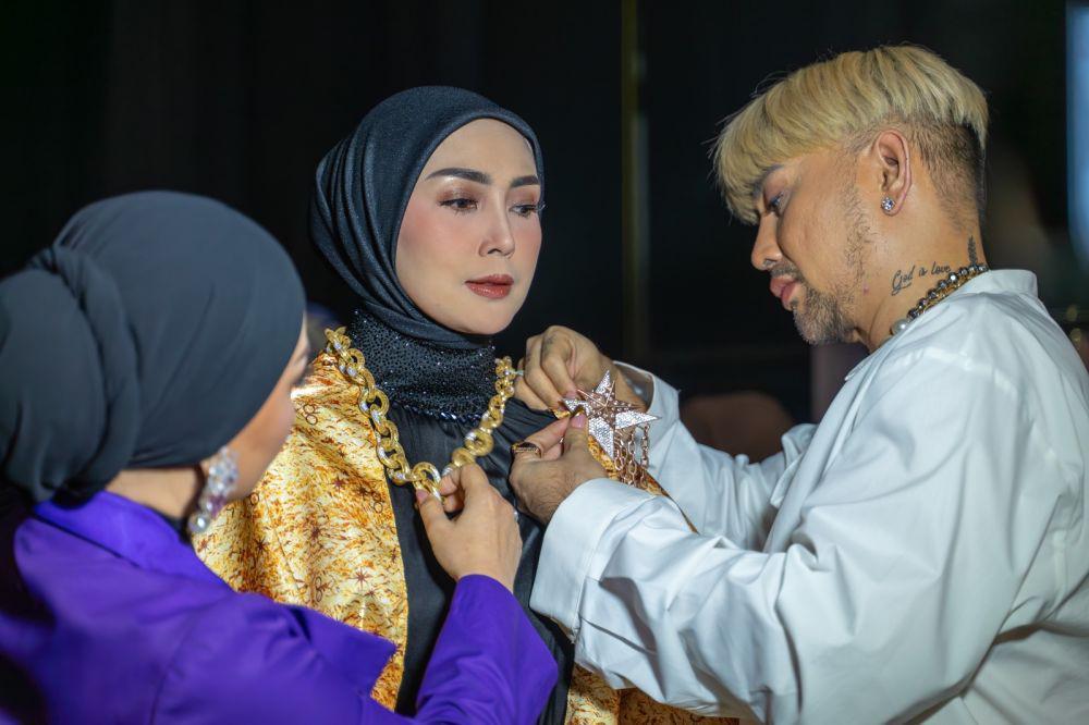 Kolaborasi Apik UBS Gold dan Caren Delano dengan 3 Brand Baju Muslim
