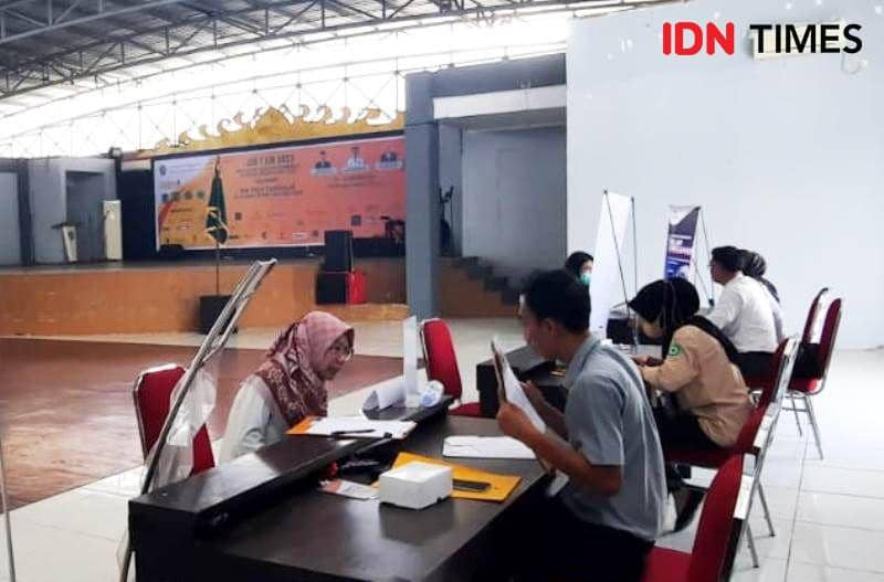Salah satu pencaker PPU mengadu nasib di Job Fair tahun 2023 (IDN Times/Ervan)