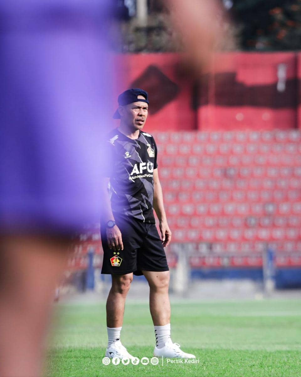 Mustaqim saat melatih  Persik Kediri. instagram.com/persikfcofficial