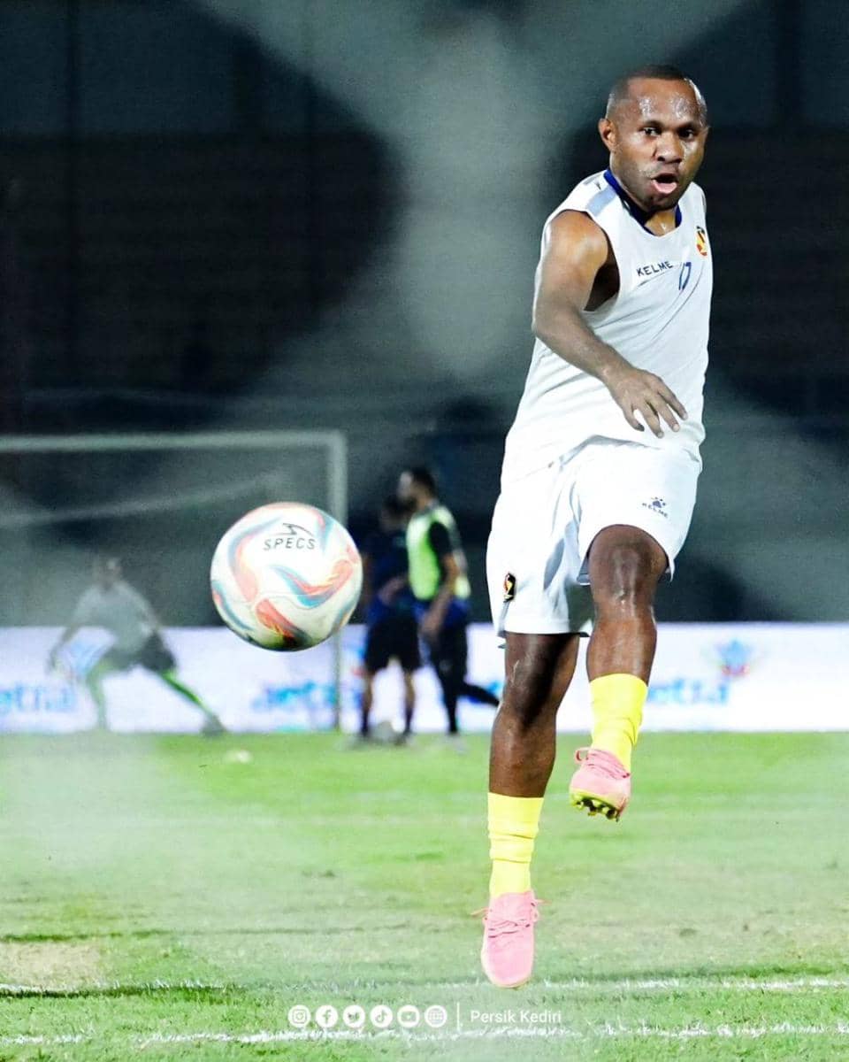 Ferinando Pahabol saat membela Persik Kediri. instagram.com/persikfcofficial