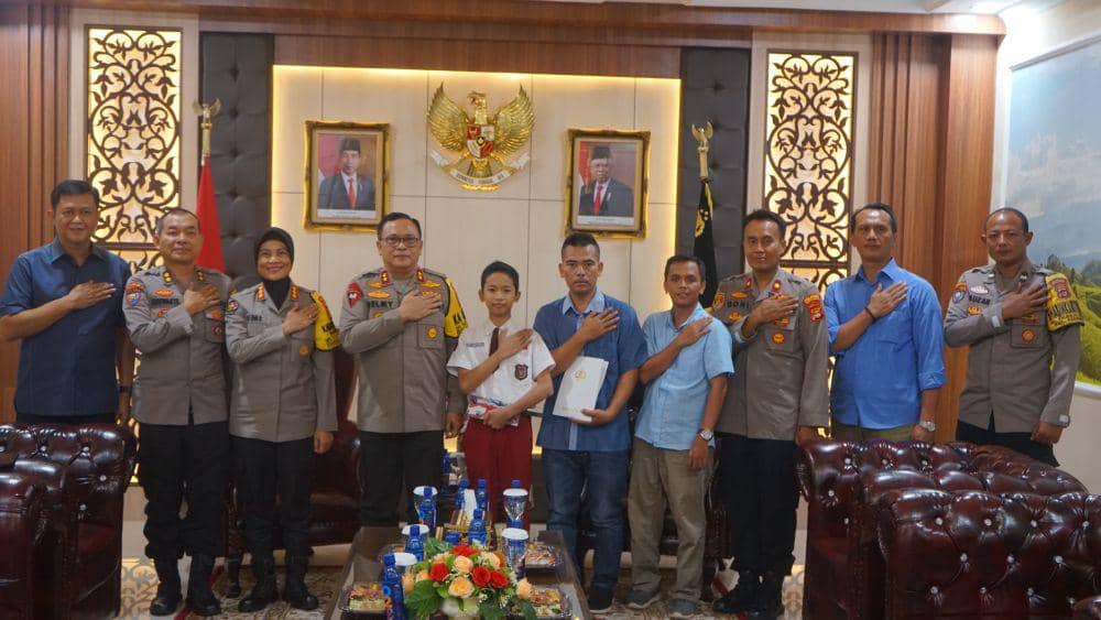 2. Dapat hadiah dari kapolda