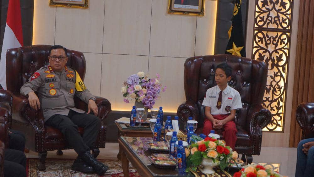 Rizky Maulana (12) bertemu Kapolda Lampung, Irjen Pol Helmy Santika, Rabu (25/10/2023). (Dok. Polda Lampung).