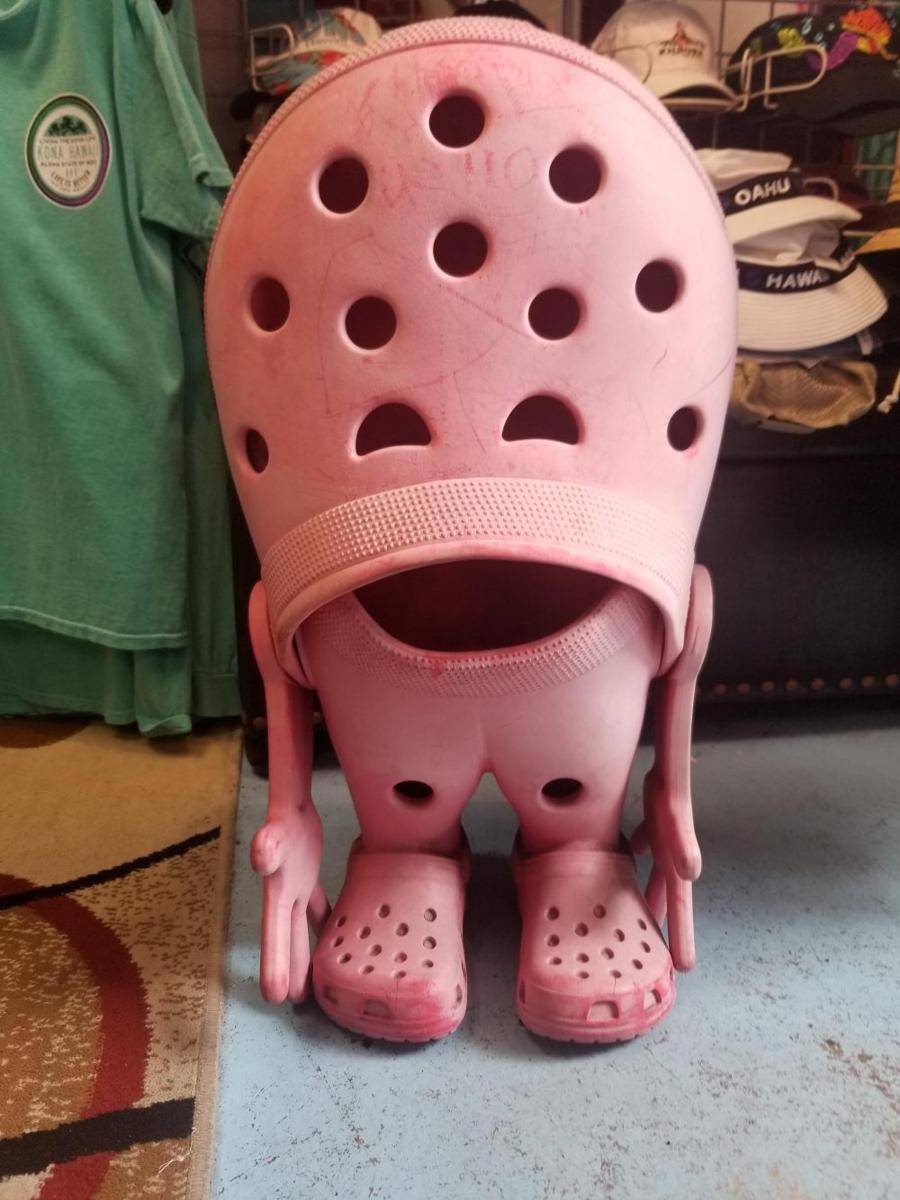 potret desain Crocs mencolok mata (reddit.com/user/lost-genius)