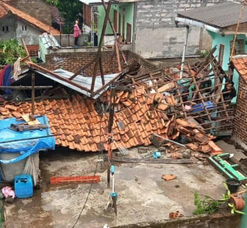Angin Puting Beliung dan Hujan Es Rusak Belasan Rumah di Cimahi
