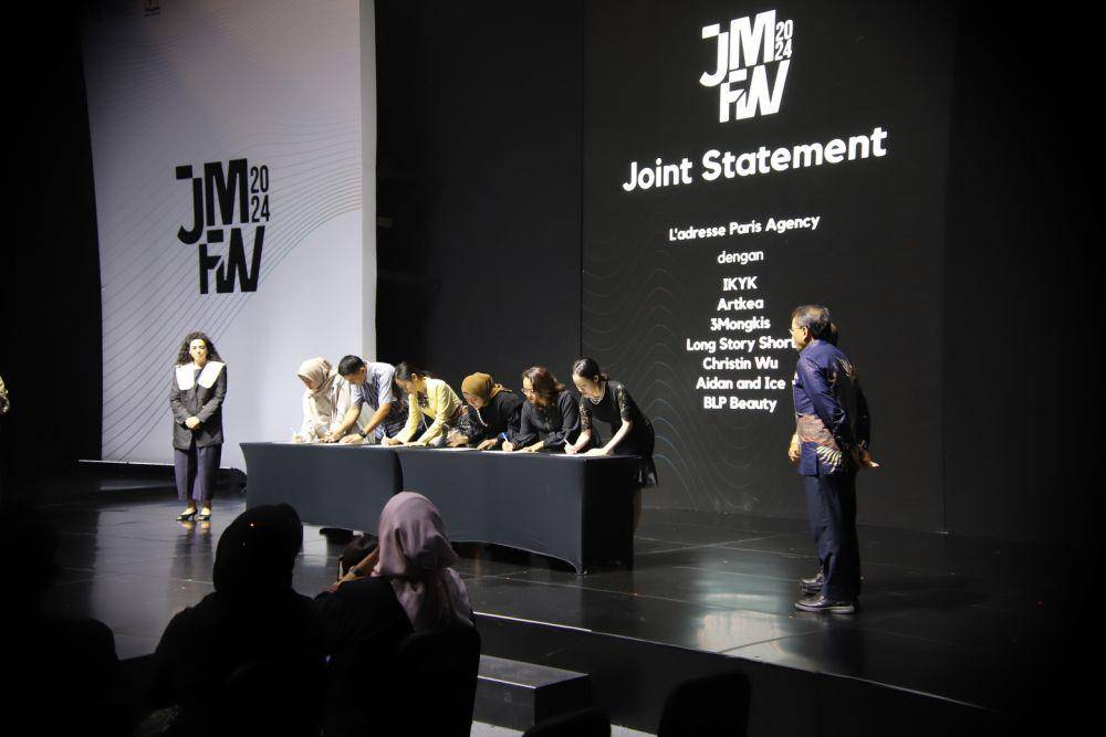 Penandatanganan Pernyataan Bersama (Joint Statement) antara Amal Sultan dari L'adresse Paris Agency dengan 7 jenama Indonesia. (dok. Kemendag)