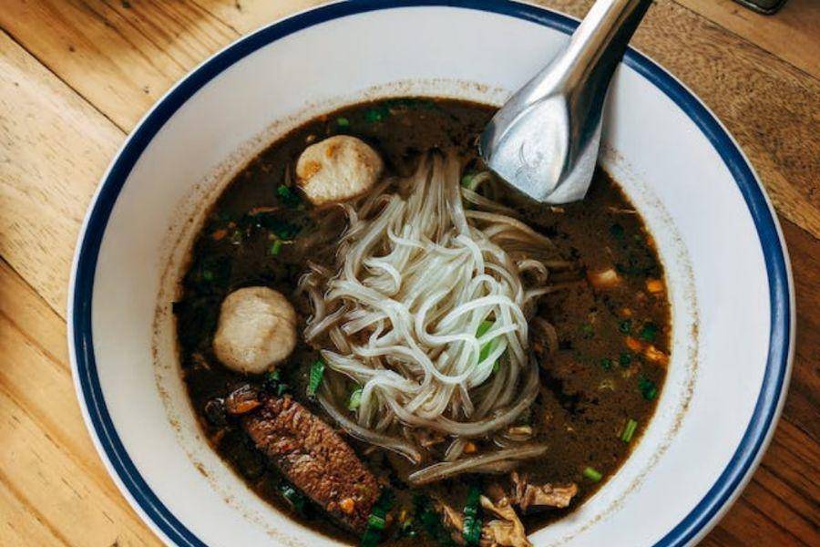 bihun kuah tomyam (pexels.com/Markus Winkler)