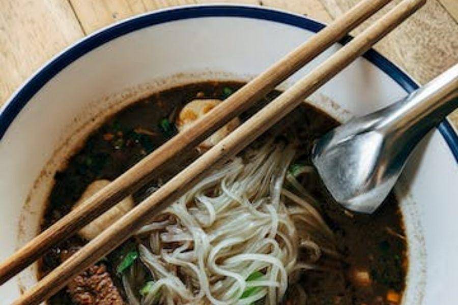 bihun kuah tomyam (pexels.com/Markus Winkler)