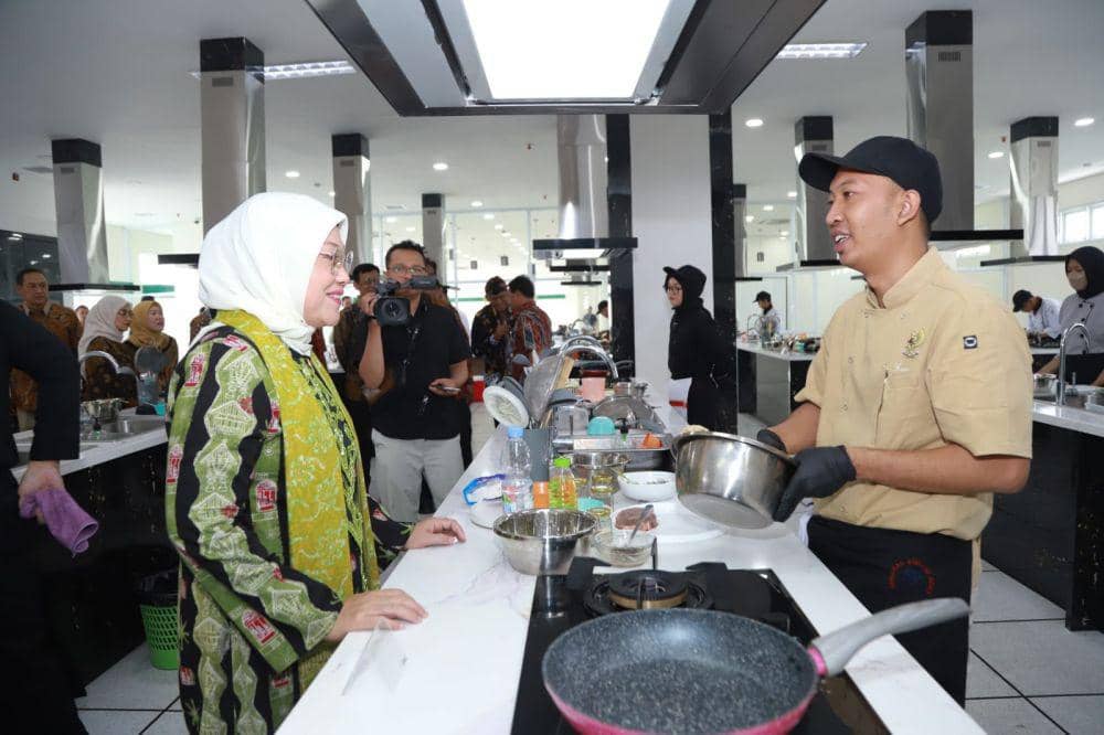 Menteri Ketenagakerjaan, Ida Fauziyah, meresmikan Gedung Workshop Pelatihan Pariwisata Balai Pelatihan Vokasi dan Produktivitas (BPVP) Surakarta. Pembangunan workshop ini bertujuan untuk menyiapkan SDM terampil di bidang pariwisata dan perhotelan. (Dok. Kemnaker)