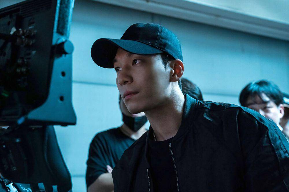 cuplikan Wi Ha Joon di balik layar drakor The Worst of Evil (dok. Disney+ Korea/The Worst of Evil)