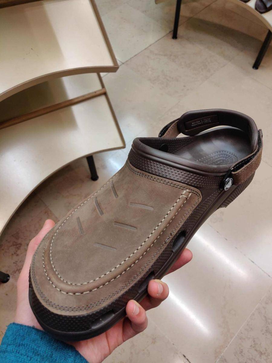 potret desain Crocs mencolok mata (reddit.com/user/Gregiorg)