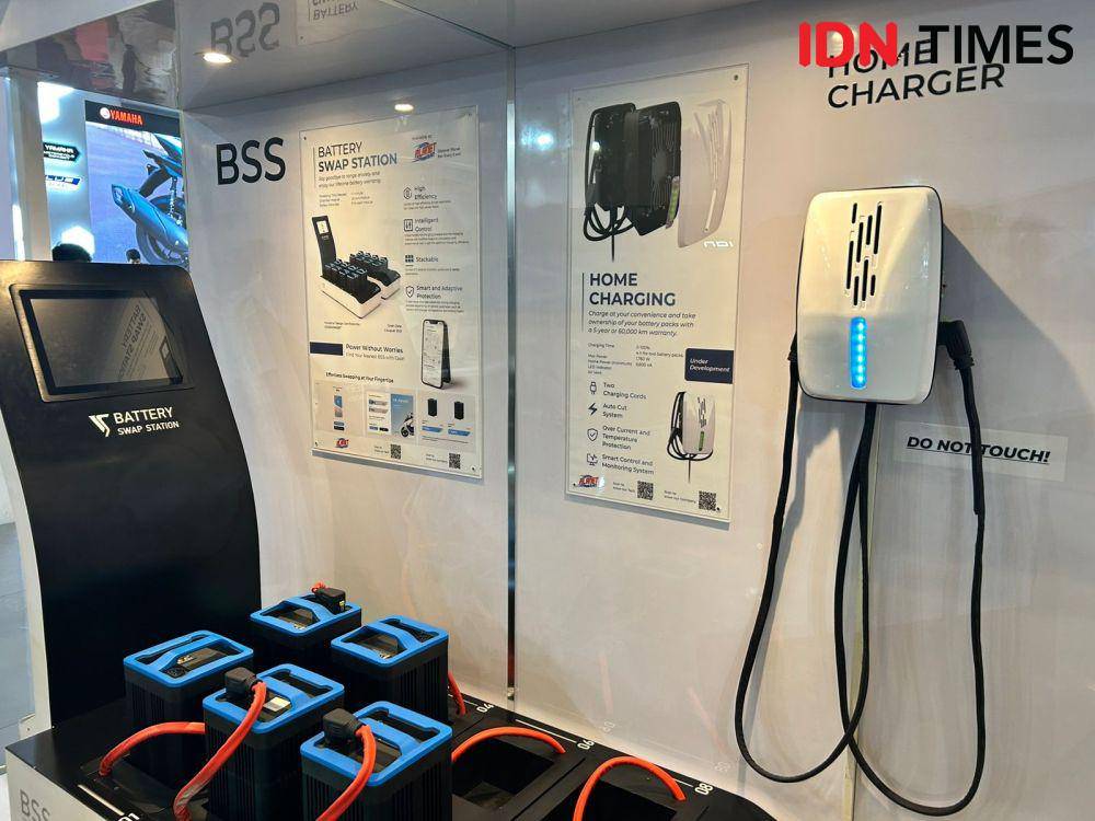 Baterai dan charger Savart EV (IDN Times/Fadhliansyah)