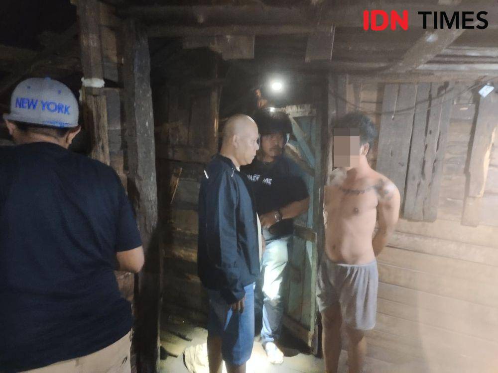DK diringkus polisi di rumahnya saat asyik bermain judi slot. (IDN Times/Polres Kubu Raya).