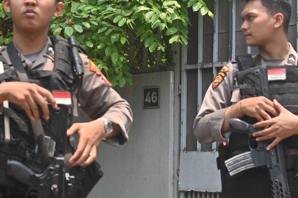 Personel kepolisian melakukan pengamanan saat penggeledahan di salah satu kediaman Ketua KPK Firli Bahuri di kawasan Jalan Kertanegara, Jakarta, Kamis (26/10/2023). (ANTARA FOTO/Aprillio Akbar)
