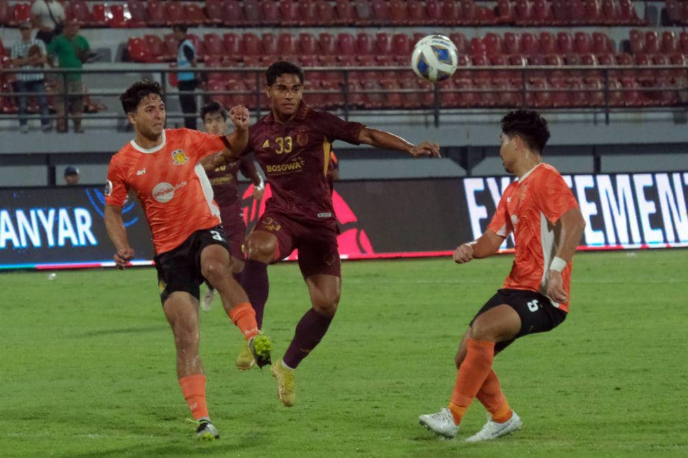 Pesepak bola PSM Makassar Joao Pedro (tengah) berebut bola dengan Hougang United Jordan Vestering (kiri) dan Kuriyama (kanan) saat pertandingan Grup H Piala AFC 2023/2024 di Stadion Kapten I Wayan Dipta, Gianyar, Bali, Rabu (25/10/2023). ANTARA FOTO/Nyoman Hendra Wibowo/Spt.
