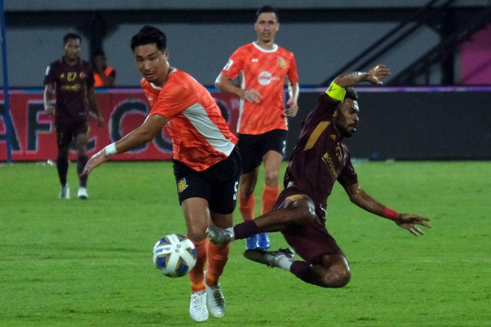 Pesepak bola PSM Makassar Yance Sayuri (kanan) berebut bola dengan Hougang United Kuriyama (kiri) saat pertandingan Grup H Piala AFC 2023/2024 di Stadion Kapten I Wayan Dipta, Gianyar, Bali, Rabu (25/10/2023). ANTARA FOTO/Nyoman Hendra Wibowo/Spt.