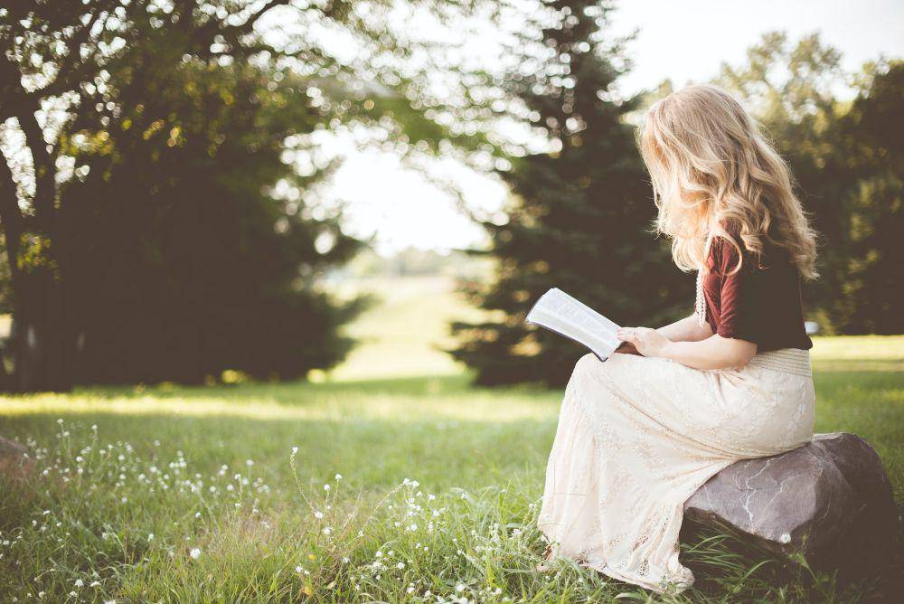 ilustrasi seseorang membaca buku (unsplash.com/benwhite)