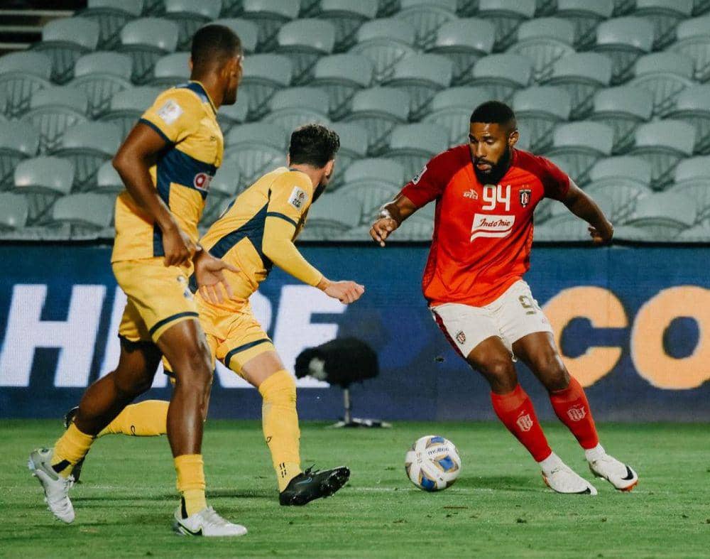 Jefferson Assis saat melewati pemain CC Mariners. (Instagram.com/baliunitedfc)
