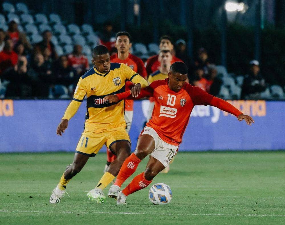 Eber Bessa (kanan) saat melewati pemain CC Mariners. (Instagram.com/baliunitedfc)