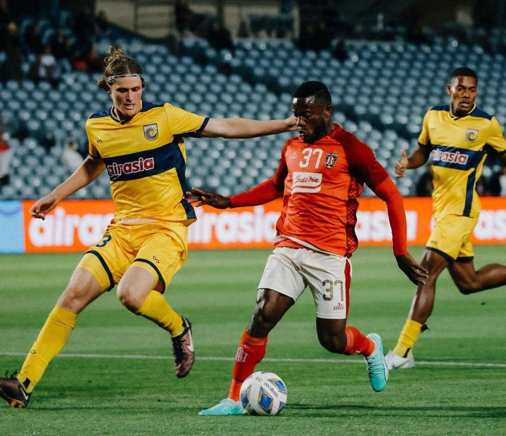 Privat Mbarga (tengah) saat melewati pemain CC Mariners. (Instagram.com/baliunitedfc)