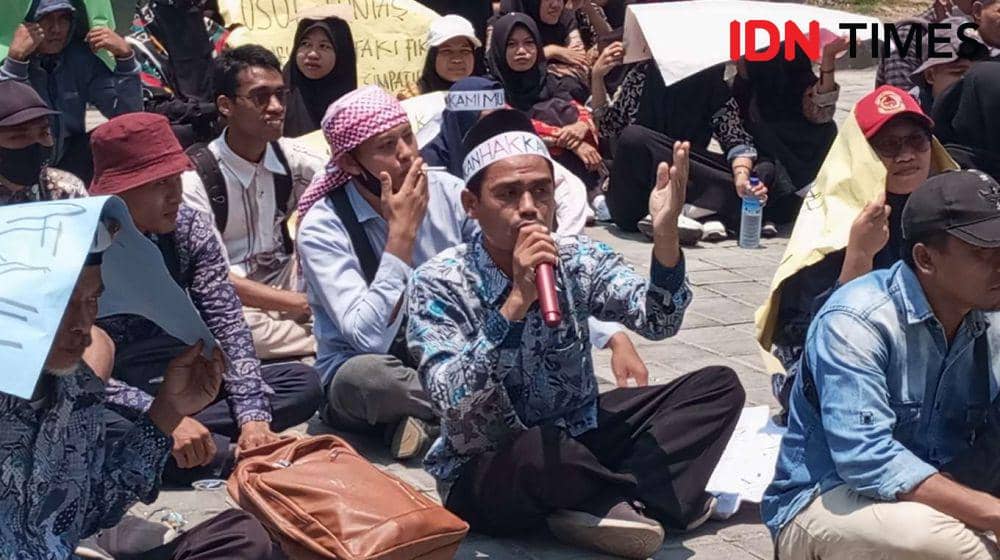 Ilustrasi guru madrasah saat unjuk rasa. (IDN Times/Muhammad Nasir)