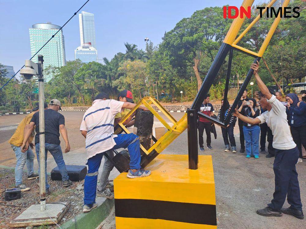 PT Indobuildco milik Ponjto Sutowo bongkar portal Hotel Sultan. (IDN Times/Triyan)
