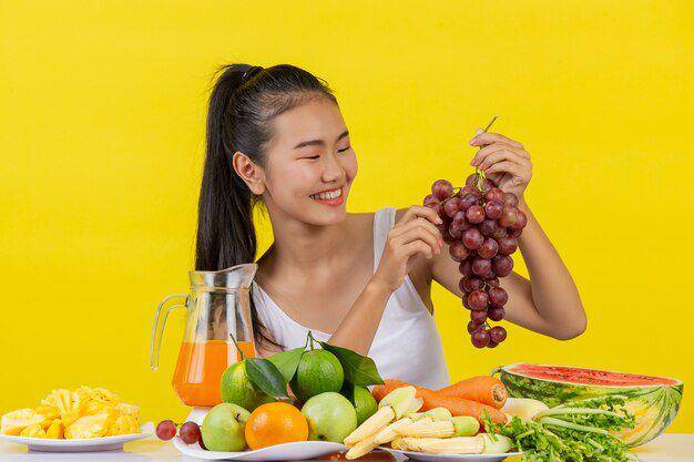ilustrasi makan buah dan sayur (freepik.com/jcomp)