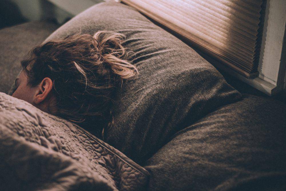 ilustrasi seseorang tertidur (unsplash.com/gregorypappas)