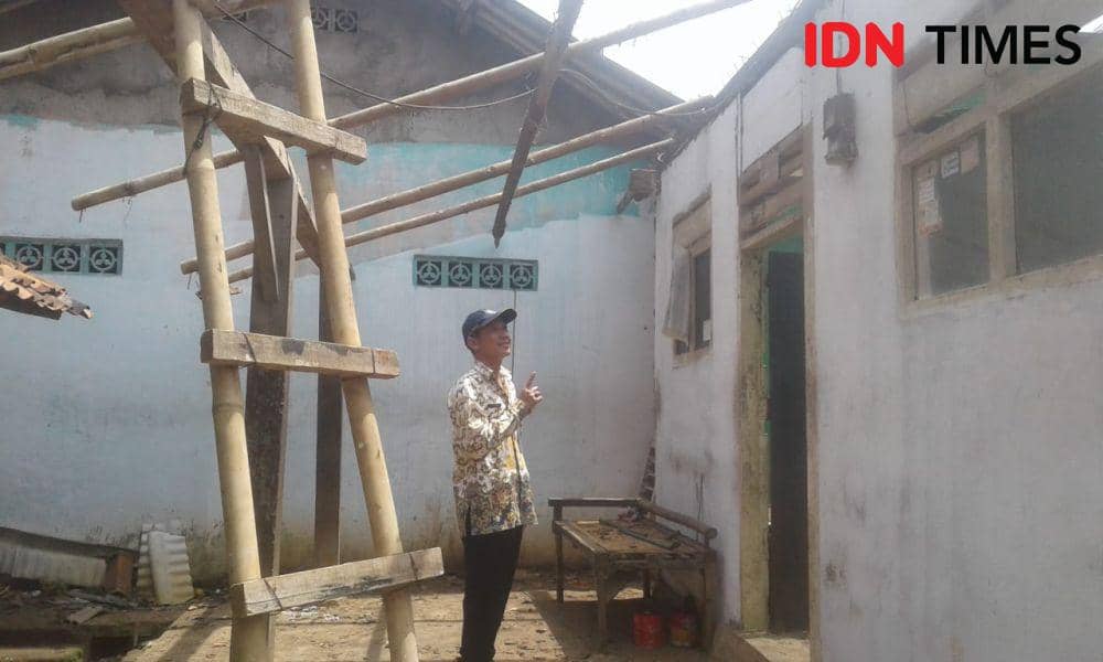 Salah satu rumah warga penerima RTLH dari Pemerintah Kota Depok dilakukan pembongkaran untuk perbaikan RTLH. (IDNTimes/Dicky)