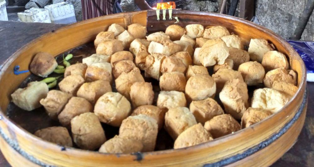 Tahu Pong Jigudan Mbah Tini, Buka 5 Jam Habiskan 2 Ribu Tahu