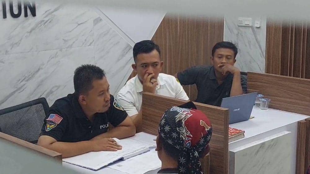 AP (17) korban pelecehan seksual oleh ayah paman dan kakeknya saat melapor ke Polres Madiun/ IDN Times/ Istimewa