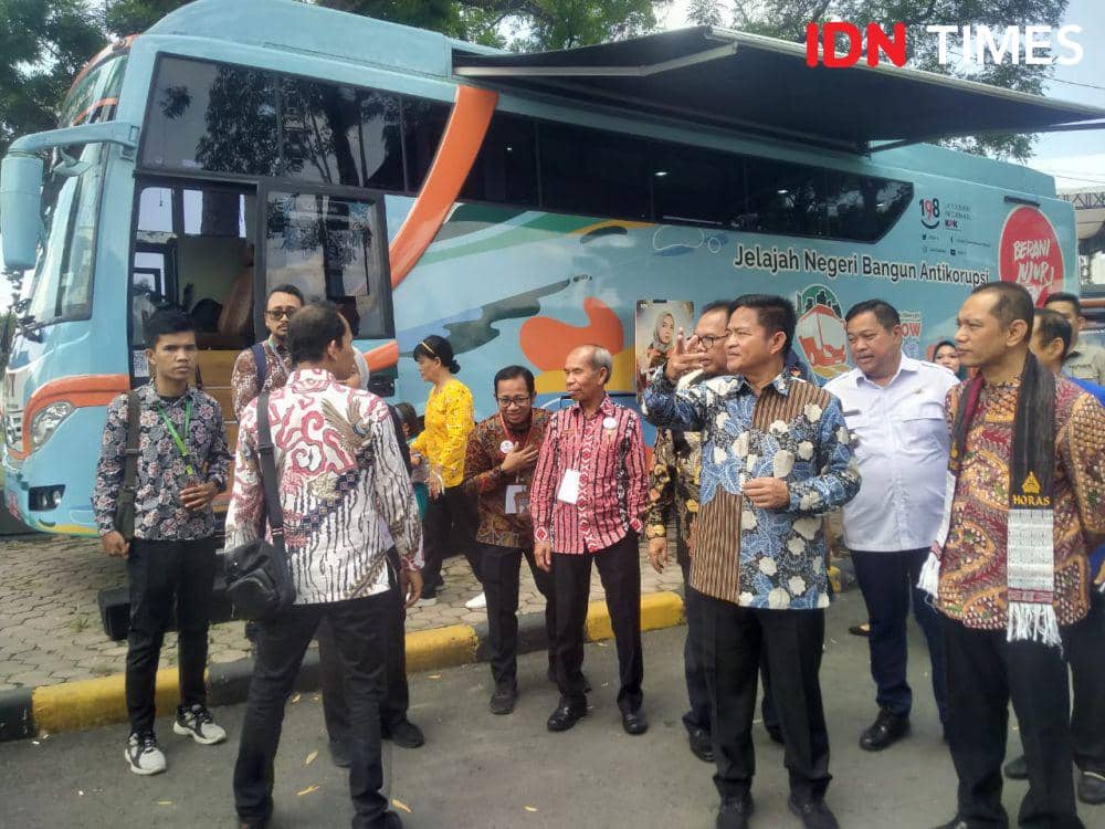 PJ Gubernur Sumut bersama Pimpinan KPK tinjau bus KPK (IDN Times/Eko Agus Herianto)