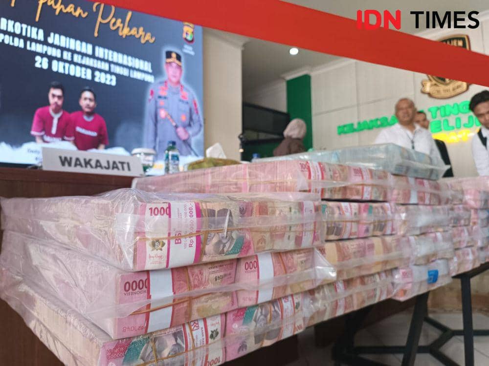 Pelimpahan barang bukti uang tunai Rp24 miliar dan 2 tersangka kasus narkotika jaringan Fredy Pratama dari Polda Lampung ke Kejati Lampung. (IDN Times/Tama Yudha Wiguna).