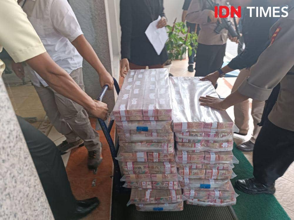 Pelimpahan barang bukti uang tunai Rp24 miliar dan 2 tersangka kasus narkotika jaringan Fredy Pratama dari Polda Lampung ke Kejati Lampung. (IDN Times/Tama Yudha Wiguna).