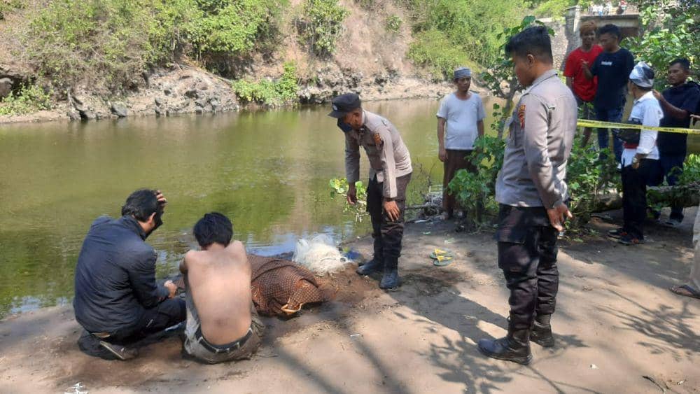 Anak korban terlihat bersedih melihat ayahnya terbujur kaku ditepi muara sungai (dok. Ruhaili)
