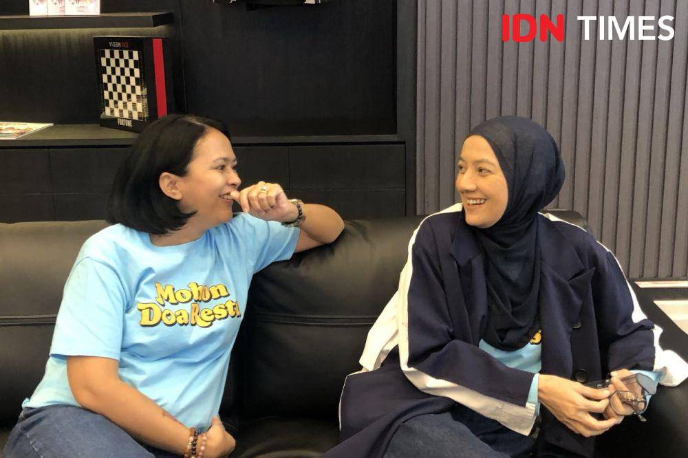 Sarah Sechan dan Cut Mini pada Kamis (26/10/2023) (IDN Times/Elizabeth Chiquita)